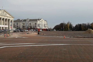 Ущільнення стиків клінкеру на Красній площі в Чернігові проводиться за рахунок підрядника