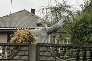 Пам’ятник Леніна на приватному подвір’ї на Чернігівщині – пропаганда комуністичної символіки
