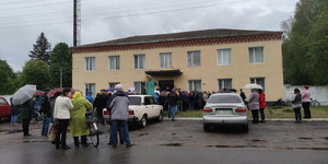 Під стінами Семенівського відділу поліції мітингують