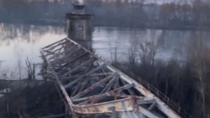 У Чернігові російські окупанти розбомбили автомобільний міст через Десну