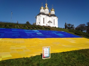 У Чернігові розгорнули найбільший в’язаний прапор України