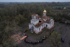 У селі Лукашівка святили паски у церкві, зруйнованій російськими окупантами