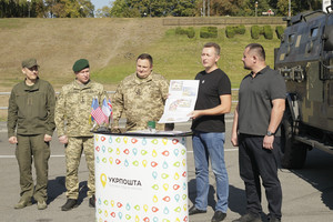 В Чернігові погасили благодійну поштову марку «Зброя Перемоги. Світ з Україною»