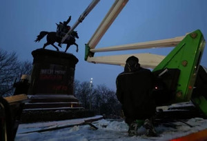 Знято з п'єдесталу пам'ятник одіозному московському командиру Миколі Щорсу