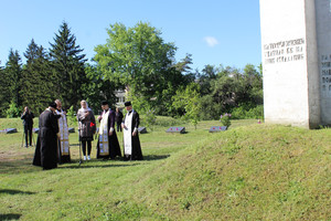8 травня - біля меморіального комплексу «Жертвам нацизму» в Чернігові