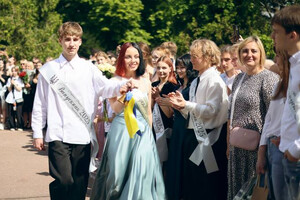У Чернігові пролунав останній дзвоник: завершився навчальний рік 2024/2025