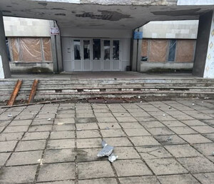 російські окупанти вдарили безпілотником по будинку культури в Семенівці