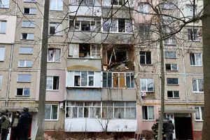 У Чернігові російський дрон влучив у багатоповерхівку: загибла і поранені